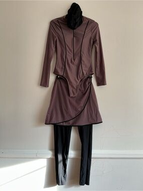 Four-Pieces Women’s Modest Long-Sleeve Swim Set in Mauve with Black Trim